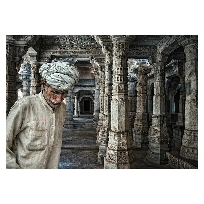 Papermoon Premium collection Fototapete Alter Mann Gottesstunde - B x H: 400 x 260 cm, Vlies - Ein älterer Mann mit Turban steht vor reich verzierten Säulen eines Tempels, die die filigrane Handwerkskunst hervorheben.