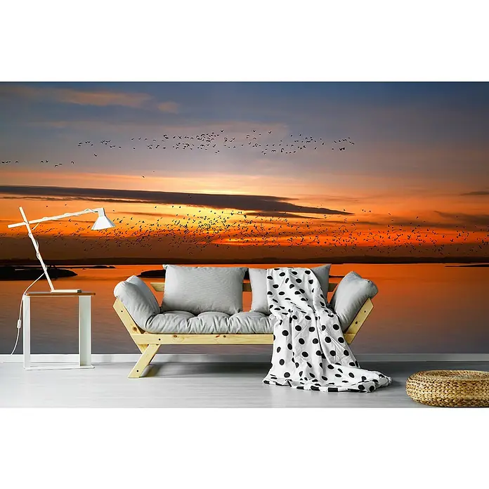 Papermoon Premium collection Fototapete Fjorde Nacht Lichter - B x H: 200 x 149 cm, Vlies - Stimmungsvolles Interieur mit einer stilvollen Couch, einer Lampe und einem Hocker, die eine entspannende Atmosphäre schaffen. Das Wandbild mit Vogelmotiv ergänzt den Raum perfekt.