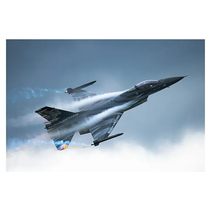 Papermoon Premium collection Fototapete Vador - B x H: 250 x 186 cm, Vlies - Leistungsstarke belgische Luftwaffe F-16 im Flug, beeindruckende Manöver mit Kondensstreifen.