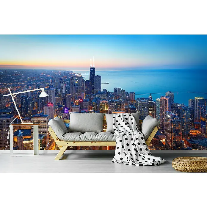 Papermoon Premium collection Fototapete Die herrliche Meile - B x H: 250 x 186 cm, Vlies - Wohnzimmerblick mit modernem Sofa und Stadtpanorama-Tapete. Das Sofa lädt zum Entspannen ein, während die Tapete einen urbanen Flair verleiht.