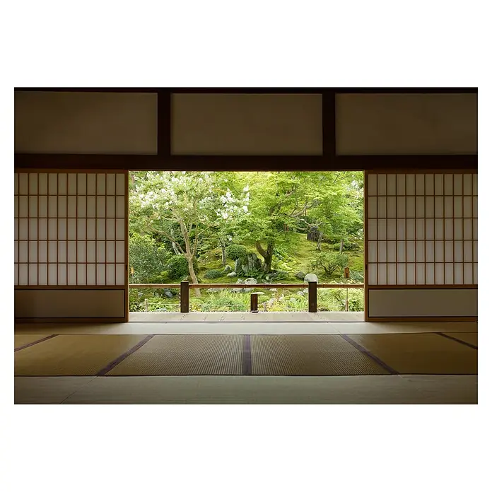 Papermoon Premium collection Fototapete Zen Zone - B x H: 250 x 186 cm, Vlies - Einblick in einen ruhigen Garten durch traditionelle japanische Schiebetüren. Die Tatami-Matten verstärken die friedliche Atmosphäre im Raum.