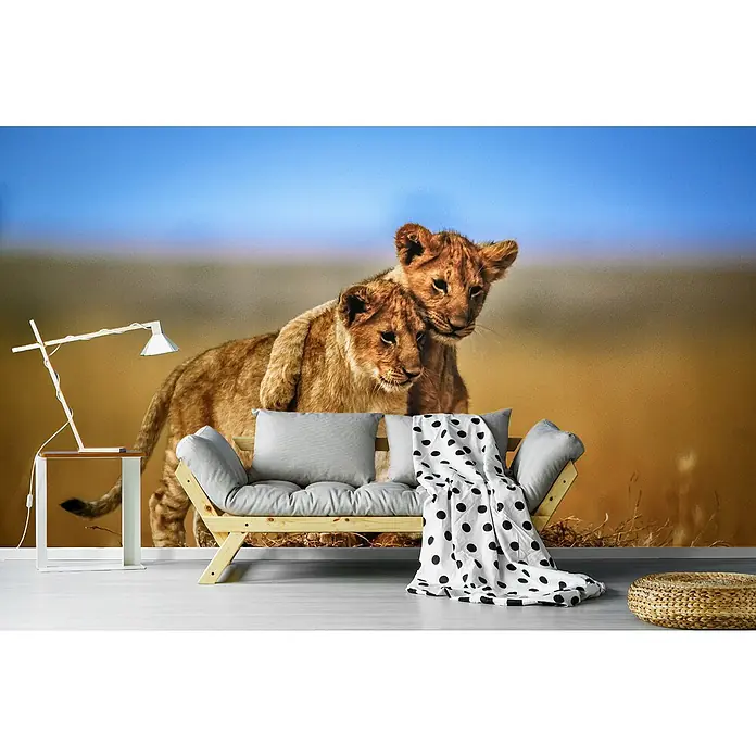 Papermoon Premium collection Fototapete Brüder fürs Leben - B x H: 300 x 223 cm, Vlies - Einrichtungsidee mit einer auffälligen Fototapete, die zwei Löwenbabys zeigt, umgeben von modernen Möbeln und Accessoires für ein stilvolles Wohnambiente.