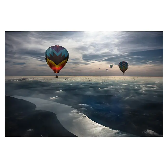 Papermoon Premium collection Fototapete Den Himmel küssen - B x H: 400 x 260 cm, Vlies - Ein farbenfroher Heißluftballon schwebt über einer malerischen Landschaft mit Seen und Wolkenformationen.