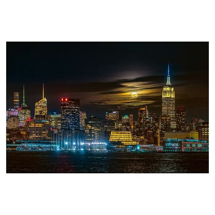 Papermoon Premium collection Fototapete New York City - B x H: 250 x 186 cm, Vlies - Skyline von New York City bei Nacht, mit dem Empire State Building und einem hellen Mond hinter den Wolken, die sich im Wasser spiegeln.