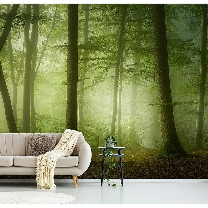 Papermoon Premium collection Fototapete Geheimnisvoller Frühling - B x H: 300 x 223 cm, Vlies - Wohnzimmer mit grünem Wald Tapetenmuster. Ein bequemes Sofa, ein Couchtisch und ein flauschiger Teppich ergänzen das natürliche Ambiente.