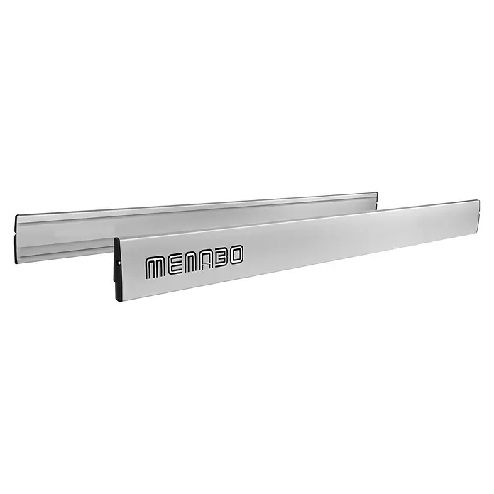 Menabo Ladungssicherungs-Set Professional - Länge: 140 cm, 2 Stk. - Nahaufnahme eines schlanken, silberfarbenen MENABO 3.0 Dachträgerprofils, das modernes Design und Funktionalität für sichere Lastenbeförderung verspricht.