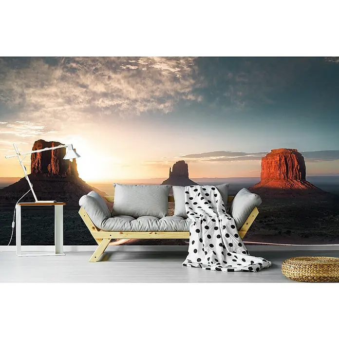 Papermoon Premium collection Fototapete Monument Valley - B x H: 300 x 223 cm, Vlies - Einladendes Wohnzimmer mit gemütlichem Schlafsofa, akzentuiert durch eine malerische Monument Valley Tapete und stilvolle Wohnaccessoires.