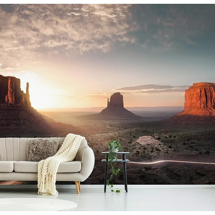 Papermoon Premium collection Fototapete Monument Valley - B x H: 300 x 223 cm, Vlies - Wohnzimmer mit Wüstenblick-Tapete: Einladende Atmosphäre mit warmen Farbtönen und einer entspannten Couch.