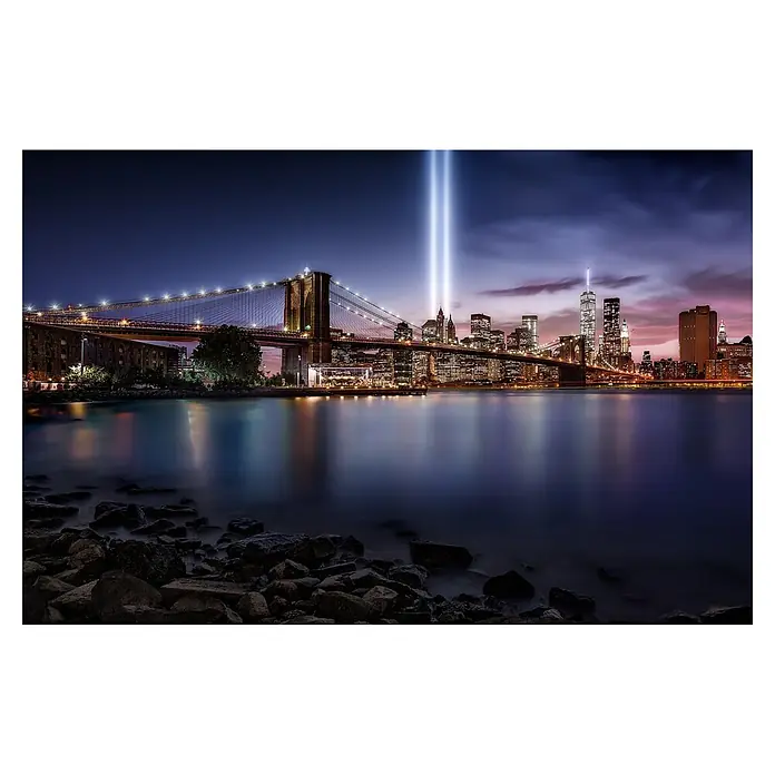 Papermoon Premium collection Fototapete Unvergesslich 9-11. - B x H: 200 x 149 cm, Vlies - Beleuchtete Brooklyn Bridge & Skyline von NYC mit Tribute in Light. Erinnert an 9/11, ergreifende & ikonische Stadtszene, die für immer in Erinnerung bleibt.