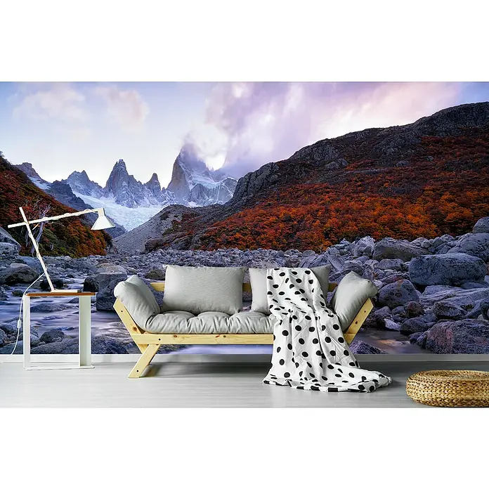 Papermoon Premium collection Fototapete Fitz Roy Twilight - B x H: 500 x 280 cm, Vlies - Wohnzimmer mit Landschaftstapete, gemütlichem Sofa und einer dekorativen Stehlampe für eine entspannte Atmosphäre.