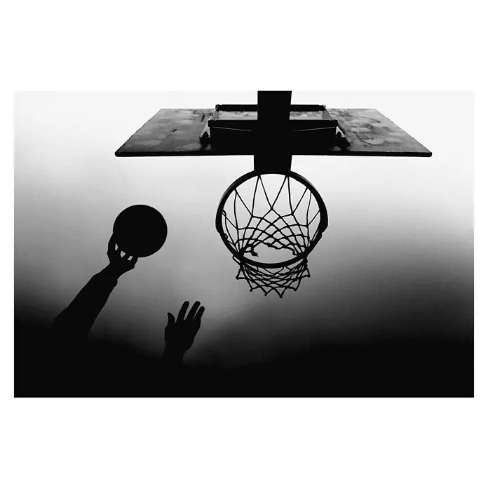 Papermoon Premium collection Fototapete Sport Basketball - B x H: 350 x 260 cm, Vlies - Basketballkorb im Gegenlicht mit Silhouette eines Werfers. Fokussiert auf den Korb und die Spannung des Moments.