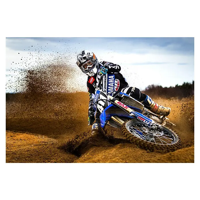 Papermoon Premium collection Fototapete Wüstenkönig - B x H: 250 x 186 cm, Vlies - Ein Motocross-Rennfahrer auf seiner Yamaha YZ bei hoher Geschwindigkeit, der Staub aufwirbelt. Die Yamaha YZ ist gut zu erkennen.
