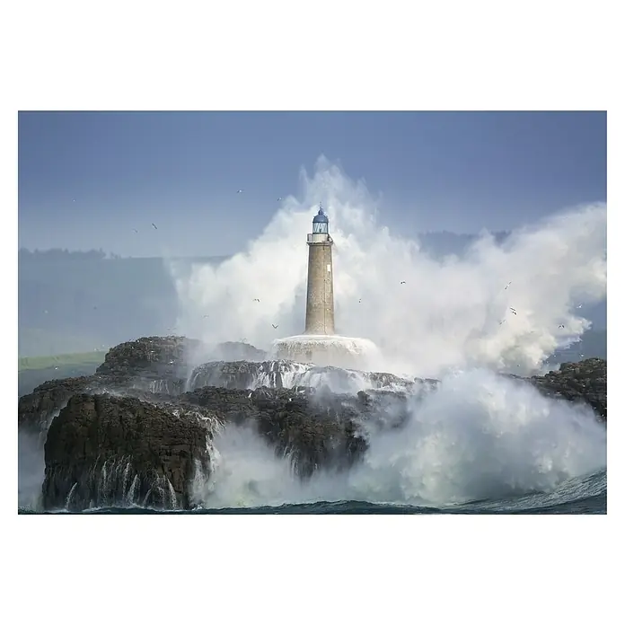 Papermoon Premium collection Fototapete Wildnis - B x H: 400 x 260 cm, Vlies - Dramatische Aufnahme eines Leuchtturms, umgeben von tosenden Wellen, die seine Widerstandsfähigkeit und Stärke inmitten der Naturgewalten demonstrieren.