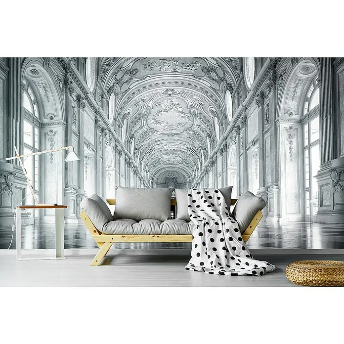 Papermoon Premium collection Fototapete Im Licht verloren - B x H: 500 x 280 cm, Vlies - Produktaufnahme eines stilvollen Zimmers mit einer modernen Couch, einem Beistelltisch und einem runden Hocker vor einem eleganten Wandbild.