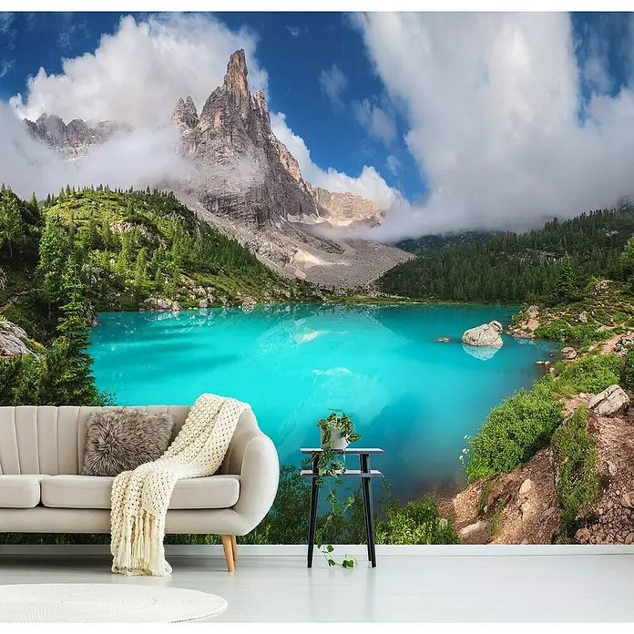 Papermoon Premium collection Fototapete Lago di Sorapis Venetien - B x H: 300 x 223 cm, Vlies - Wohnraum mit einer Fototapete mit Berglandschaft und türkisfarbenem See, die eine ruhige und natürliche Atmosphäre schafft.