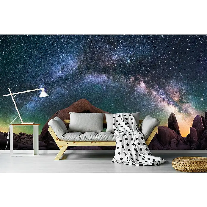Papermoon Premium collection Fototapete Erzgalerie - B x H: 200 x 149 cm, Vlies - Wohnzimmer mit Sofa, Tischlampe und Hocker vor einer Wand mit Sternenhimmel-Motiv.