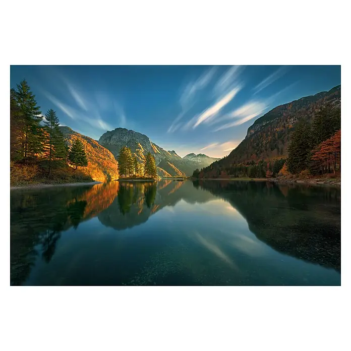 Papermoon Premium collection Fototapete Magischer See - B x H: 250 x 186 cm, Vlies - Spiegelglatter Bergsee mit umliegenden Wäldern im sanften Licht, der die malerische Landschaft wundervoll widerspiegelt.