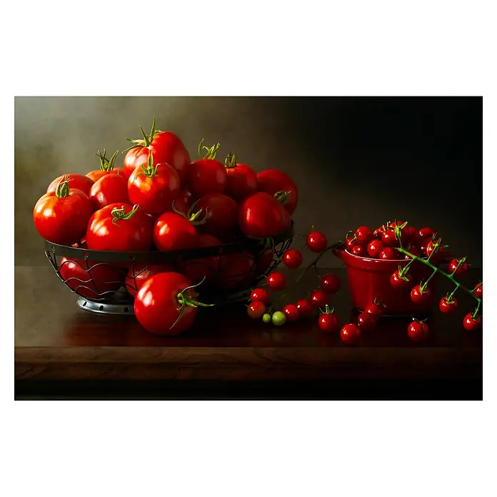 Papermoon Premium collection Fototapete Zu Viele Tomaten - B x H: 250 x 186 cm, Vlies - Stillleben mit reifen Tomaten in einer Schale und Kirschtomaten in einer roten Schüssel, präsentiert auf einer dunklen Holzoberfläche.
