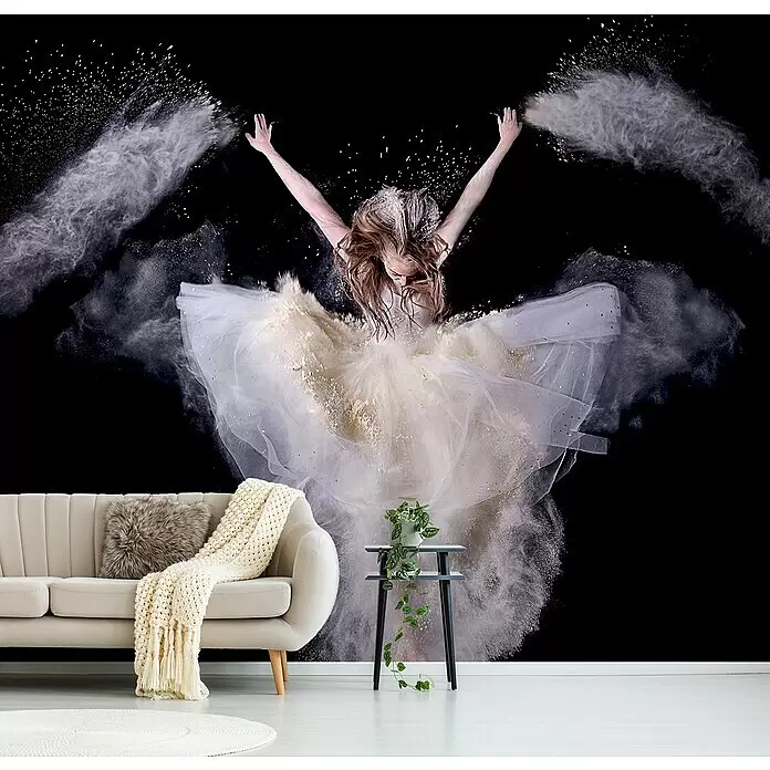 Papermoon Premium collection Fototapete Pulverrausch - B x H: 500 x 280 cm, Vlies - Große Wandtapete mit einer Frau in weißem Kleid und Puder-Explosionen auf schwarzem Hintergrund, in einem Wohnzimmer.