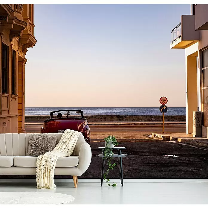 Papermoon Premium collection Fototapete Sunset Havanna - B x H: 250 x 186 cm, Vlies - Modernes beiges Sofa mit grauem Kissen und cremefarbener Strickdecke, in einem modernen Wohnraum inszeniert.