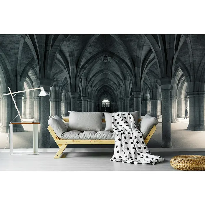 Papermoon Premium collection Fototapete Figur im Weltraum - B x H: 350 x 260 cm, Vlies - Einrichtungsidee mit einer grauen Couch und einem schwarz-weiß gepunkteten Überwurf vor einer Wand mit Architekturmuster.