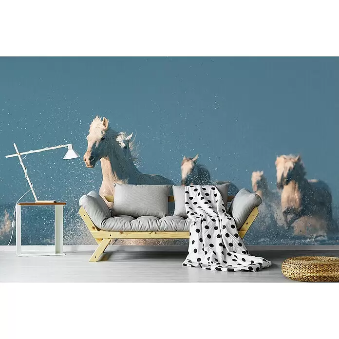 Papermoon Premium collection Fototapete Angels von Camargue - B x H: 500 x 280 cm, Vlies - Moderner Holzsofa mit grauen Kissen und Tupfen-Decke, weißer Beistelltisch mit Lampe und naturfarbener Flechtpouf.