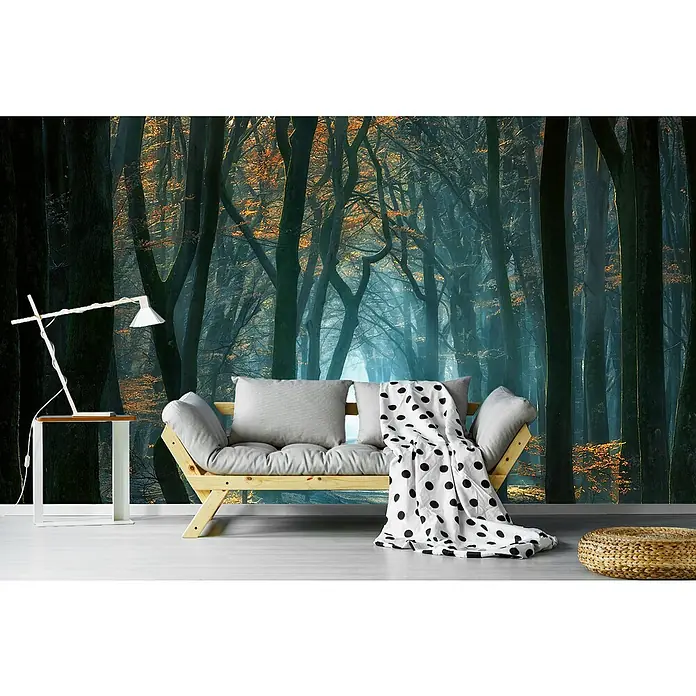 Papermoon Premium collection Fototapete Kaltes Licht im Wald - B x H: 200 x 149 cm, Vlies - Stilvolles Interieur mit einem bequemen Sofa und einem auffälligen Wandbild eines dichten Waldes, das eine ruhige und natürliche Atmosphäre schafft.