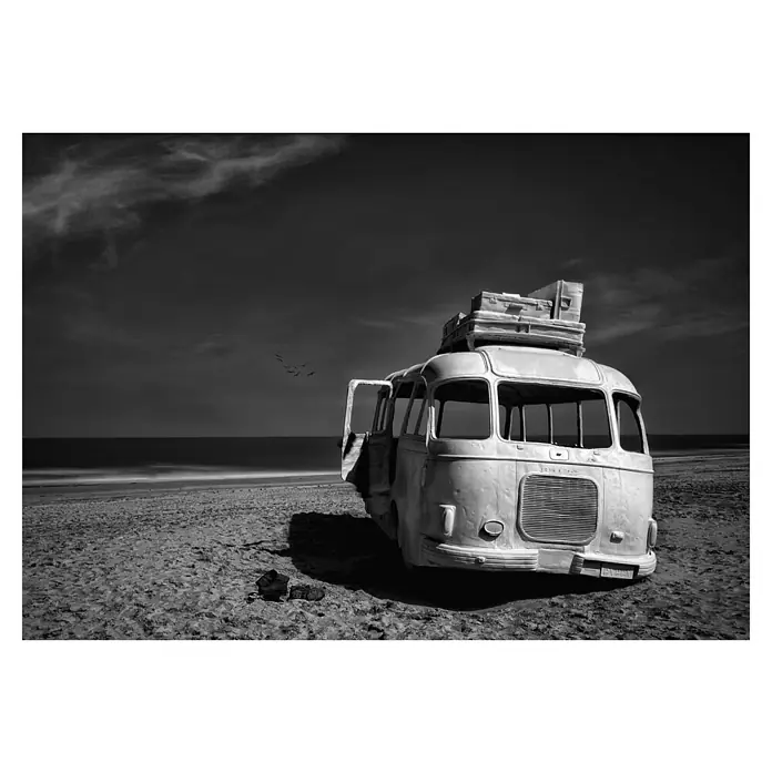 Papermoon Premium collection Fototapete Strandbus - B x H: 500 x 280 cm, Vlies - Ein alter Bus mit Gepäck auf dem Dach parkt am Strand, die Tür steht offen und eine Kamera steht davor.