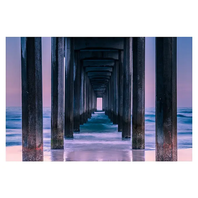 Papermoon Premium collection Fototapete Säulen zum Meer - B x H: 250 x 186 cm, Vlies - Blick unter einen Steg. Die Betonpfeiler stehen im Wasser, das Licht am Ende des Stegs erzeugt eine malerische Atmosphäre.