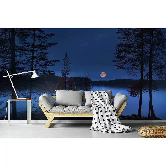 Papermoon Premium collection Fototapete Roter Mond - B x H: 500 x 280 cm, Vlies - Holz-Futonsofa mit hellgrauen Kissen und gepunkteter Decke in einem Raum mit Naturwandbild.