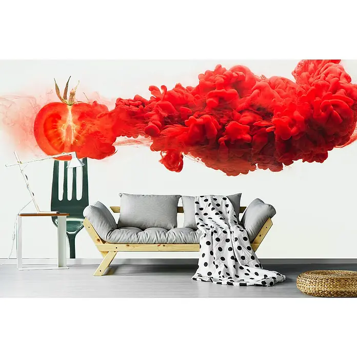 Papermoon Premium collection Fototapete Zerfallene Tomate - B x H: 350 x 260 cm, Vlies - Elegantes Zimmerdekor mit Tomaten-Motiv-Tapete, einem stilvollen Sofa und Beistelltisch für eine moderne und einladende Atmosphäre.