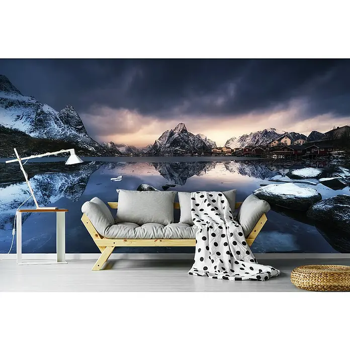 Papermoon Premium collection Fototapete Winterlich - B x H: 300 x 223 cm, Vlies - Das Foto zeigt ein stilvolles Zimmer mit einem Holzbett und einer dekorativen Wandtapete mit Bergmotiven. Die Einrichtung verleiht dem Raum eine gemütliche Atmosphäre.