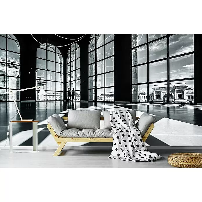 Papermoon Premium collection Fototapete Lichter und Schatten - B x H: 250 x 186 cm, Vlies - Ein Futonsofa aus Holz mit hellgrauen Kissen und einer weiß-gepunkteten Decke steht in einem geräumigen Zimmer mit großen Fenstern.