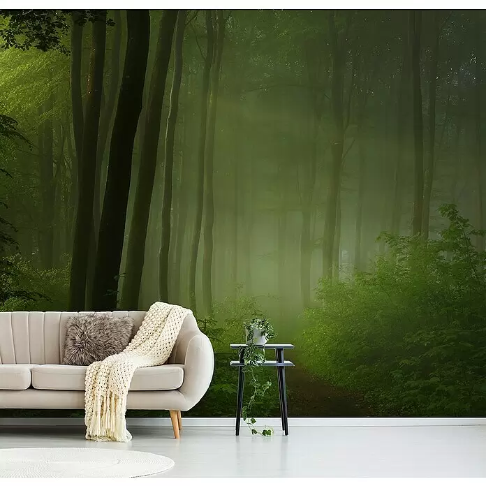 Papermoon Premium collection Fototapete Waldmorgen - B x H: 250 x 186 cm, Vlies - Wandtapete mit nebelverhangenem grünen Wald, hinter einem Sofa in einem modernen Raum installiert, schafft eine immersive Naturkulisse.