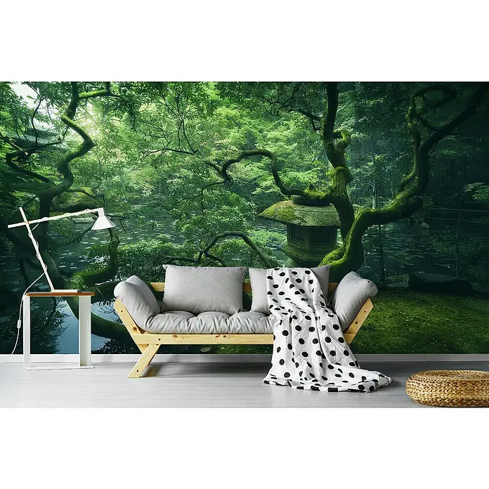 Papermoon Premium collection Fototapete Japanischer Baum - B x H: 250 x 186 cm, Vlies - Eine entspannende Szene mit einem Sofa, einem Beistelltisch mit Lampe und einem Hocker vor einer grünen Waldtapete.