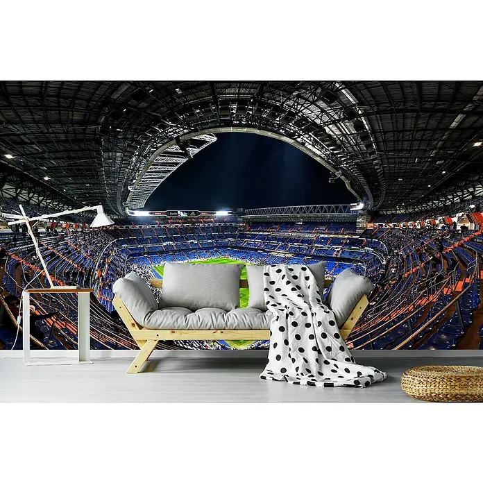 Papermoon Premium collection Fototapete Santiago Bernabacu - B x H: 350 x 260 cm, Vlies - Wohnzimmer mit Blick auf das Fußballstadion, ausgestattet mit einer bequemen Couch und einer stilvollen Stehlampe für gemütliche Abende.