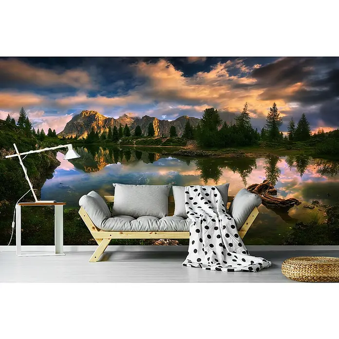 Papermoon Premium collection Fototapete Limiden - B x H: 300 x 223 cm, Vlies - Wohnzimmer mit Bergseeblick-Tapete. Gemütliche Atmosphäre mit Sofa, Kissen und einer gepunkteten Decke.