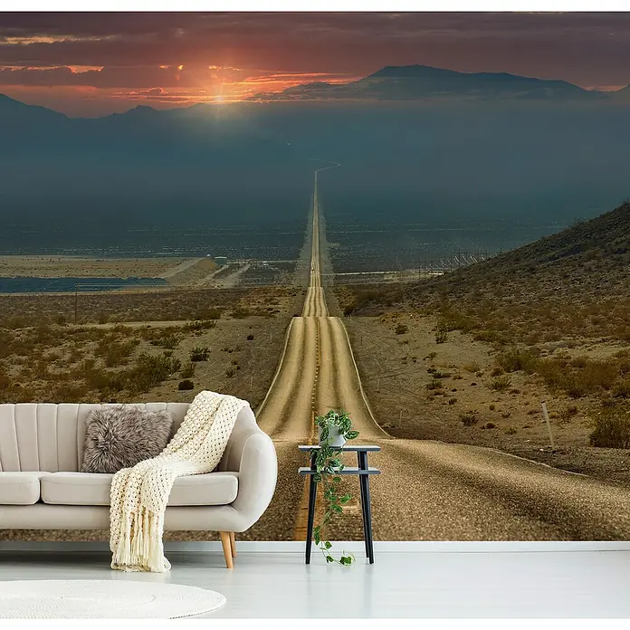 Papermoon Premium collection Fototapete Higway - B x H: 250 x 186 cm, Vlies - Wohnzimmer mit einer Tapete, die eine lange, gerade Straße in der Wüste bei Sonnenuntergang zeigt und eine gemütliche Atmosphäre schafft.