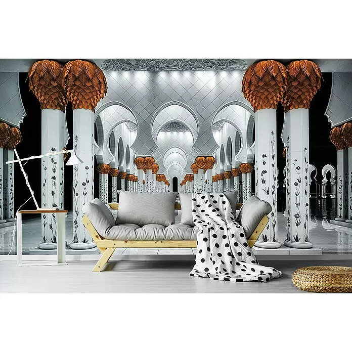 Papermoon Premium collection Fototapete Sheikh Zayed Moschee - B x H: 200 x 149 cm, Vlies - Ein Holzsofa mit hellgrauen Kissen und einer gepunkteten Decke, ein weißer Beistelltisch mit Lampe und ein geflochtener Pouf möblieren einen Raum.
