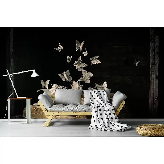 Papermoon Premium collection Fototapete Lepidopterologie - B x H: 400 x 260 cm, Vlies - Holzsofa mit hellgrauen Kissen und Polka-Dot-Decke in einem Raum mit dunkler Wand und Buch-Motiv.