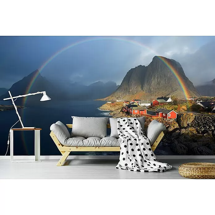 Papermoon Premium collection Fototapete Im Regenbogen - B x H: 400 x 260 cm, Vlies - Wandbild mit norwegischem Fjord, Regenbogen über Bergen und Dorf, hinter einem Holzsofa.