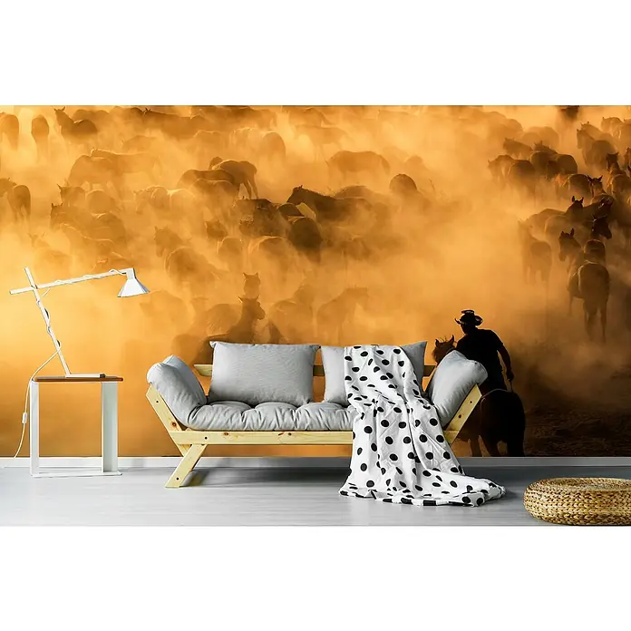 Papermoon Premium collection Fototapete Cappadocia wilde Pferde - B x H: 350 x 260 cm, Vlies - Ein Zimmer mit einer Wandtapete mit einem Cowboy, der eine Pferdeherde hütet, einer Couch und einer Lampe.
