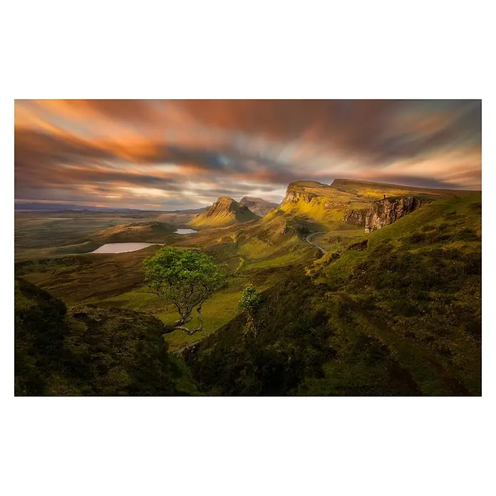 Papermoon Premium collection Fototapete Hügeliges Schottland - B x H: 400 x 260 cm, Vlies - Malerische Landschaft mit dramatischem Himmel und grünen Hügeln, die Ruhe und Schönheit der Natur hervorhebt.