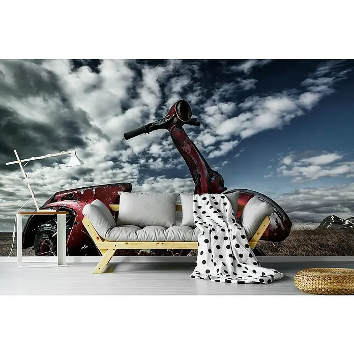 Papermoon Premium collection Fototapete Gerahmte Erinnerung - B x H: 250 x 186 cm, Vlies - Das Bild zeigt eine stilvolle Couch mit einem ungewöhnlichen Hintergrundmotiv eines alten Motorrads und einem bewölkten Himmel.