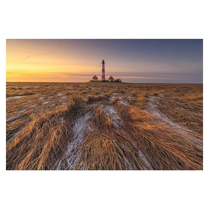 Papermoon Premium collection Fototapete Westerheversand - B x H: 250 x 186 cm, Vlies - Blick auf den Westerhever Leuchtturm bei Sonnenaufgang, umgeben von herbstlichem Gras und sanftem Morgenlicht.