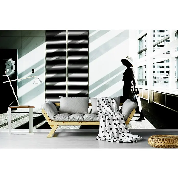 Papermoon Premium collection Fototapete Der Tagtraum - B x H: 300 x 223 cm, Vlies - Stilvolles Interieur mit modernem Sofa, Beistelltisch und dekorativer Tagesdecke, ergänzt durch eine elegante Stehlampe, die dem Raum ein besonderes Flair verleiht.