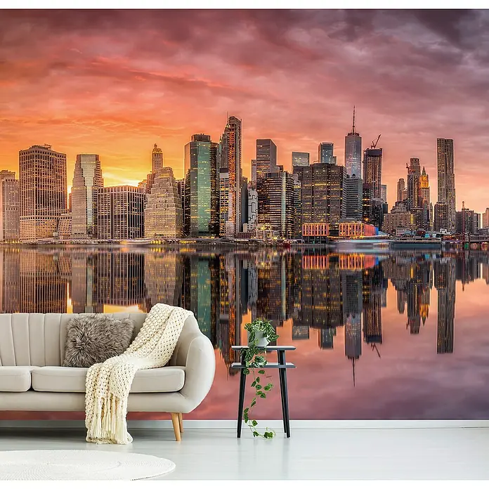Papermoon Premium collection Fototapete New York Glühen I - B x H: 250 x 186 cm, Vlies - Wohnzimmer mit Sofa, Beistelltisch und Fototapete der New Yorker Skyline bei Sonnenuntergang, die eine stilvolle Atmosphäre schafft.