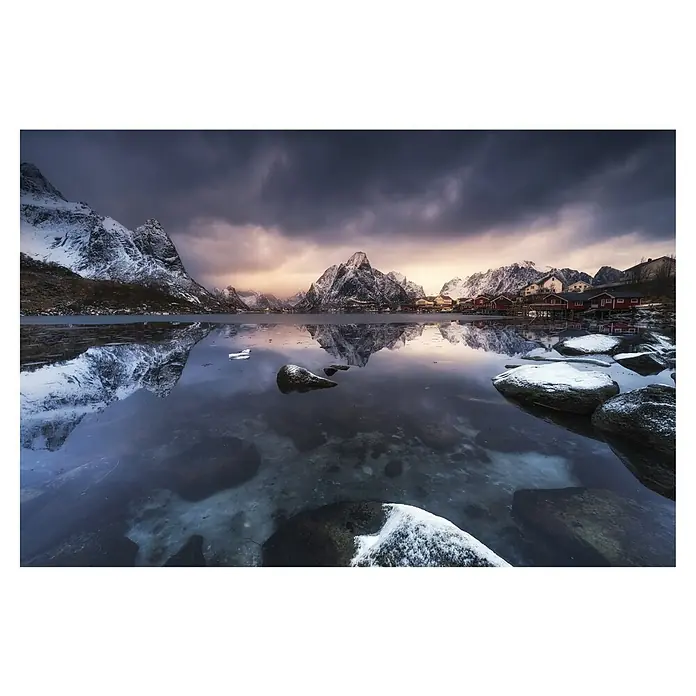 Papermoon Premium collection Fototapete Winterlich - B x H: 300 x 223 cm, Vlies - Beruhigende Aufnahme einer norwegischen Landschaft mit Bergen, Wasser und Hütten, die die natürliche Schönheit des Ortes hervorhebt.