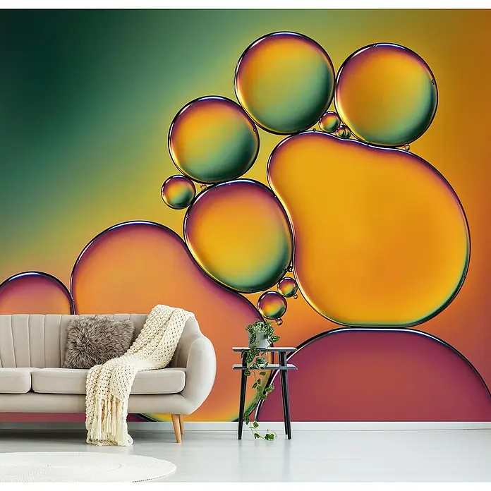 Papermoon Premium collection Fototapete AkrobatenB x H: 250 x 186 cm, Vlies - Ein modernes Wohnzimmer mit einem beigen Sofa, einem Beistelltisch mit Pflanze und einer Wandtapete mit abstrakten, bunten Blasen.