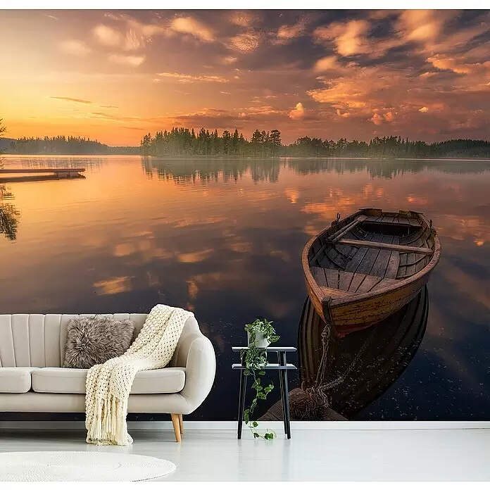 Papermoon Premium collection Fototapete Ziele - B x H: 350 x 260 cm, Vlies - Wandtapete mit Sonnenuntergang über See und Boot, hinter hellfarbenem Sofa installiert.